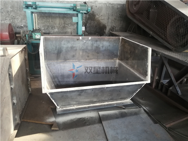 <a href='http://www.8xqdr.cn/ssxl/10.html' target='_blank'><span>金屬撕碎機(jī)</span></a>進(jìn)料斗