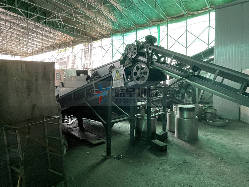 斷橋鋁破碎機(jī)<a href='http://www.8xqdr.cn/psxl/1279.html' target='_blank'><span>廢鋁破碎</span></a>分選現(xiàn)場(chǎng)