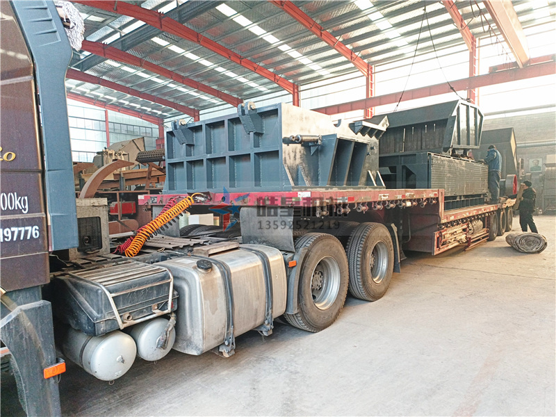 1800型<a href='http://www.8xqdr.cn' target='_blank'><span>鋁合金破碎機</span></a>設(shè)備裝車發(fā)貨